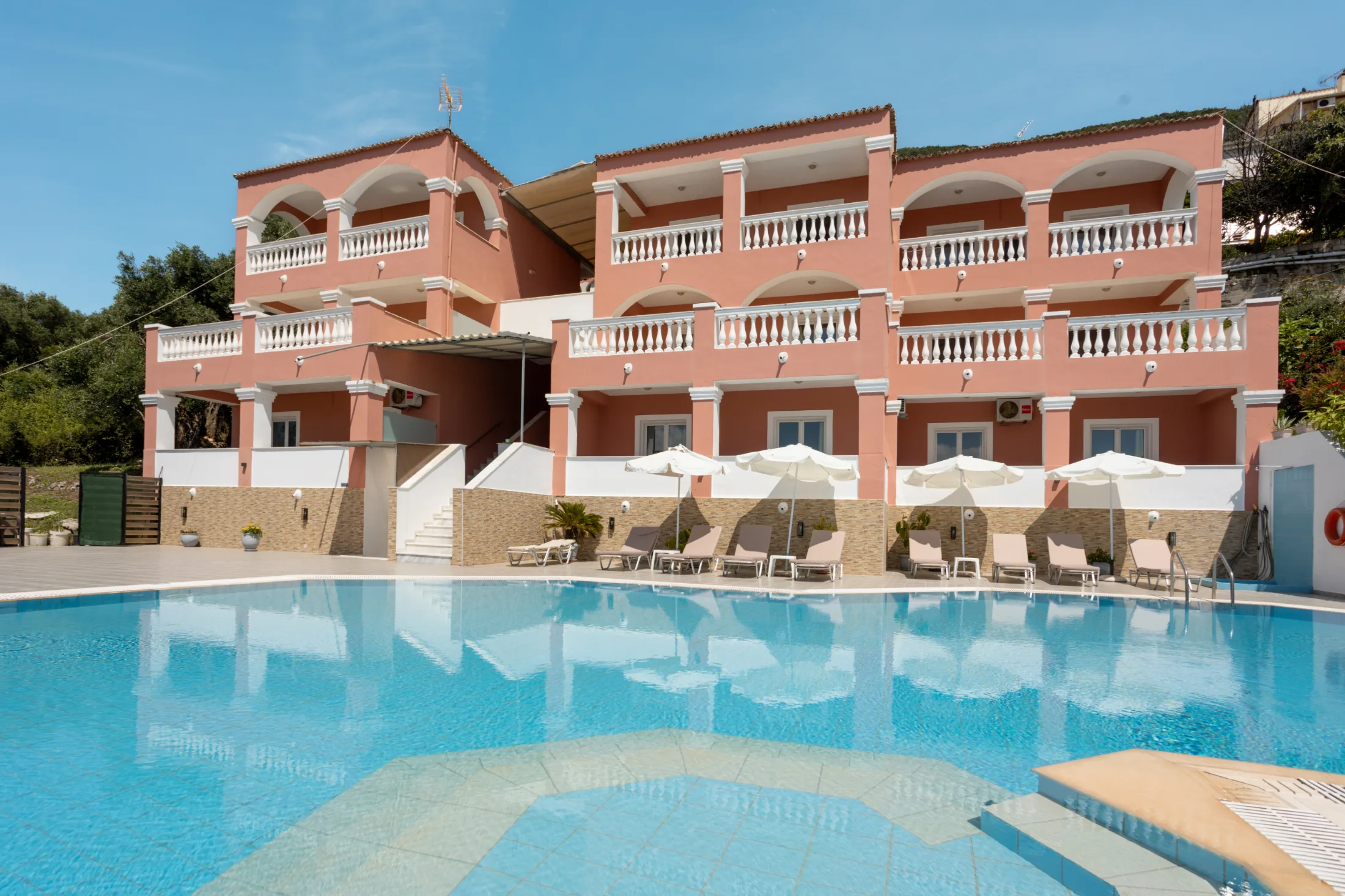 Paradiso Apartments in Ipsos Corfu